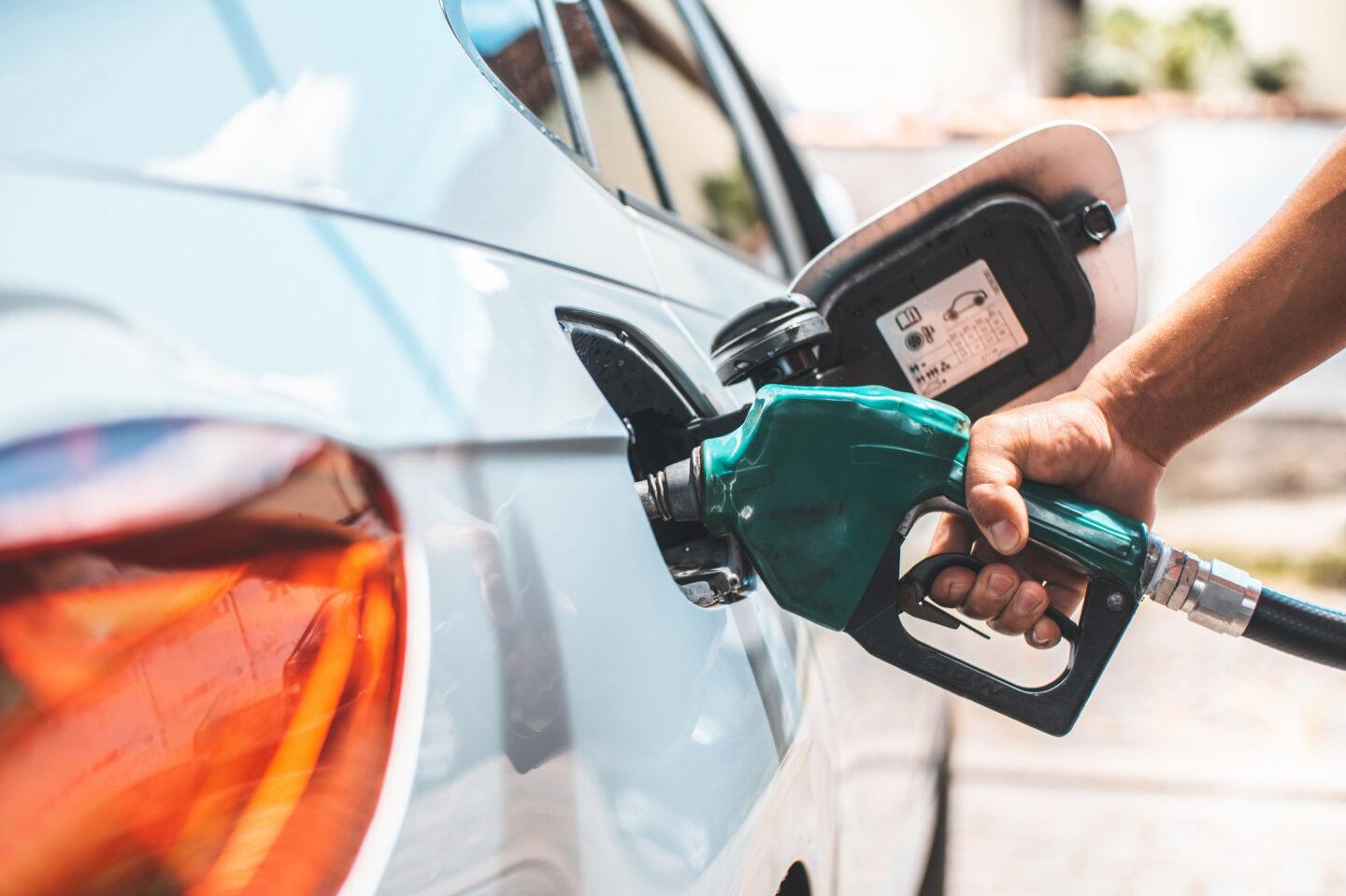 Auto w trakcie tankowania na stacji benzynowej