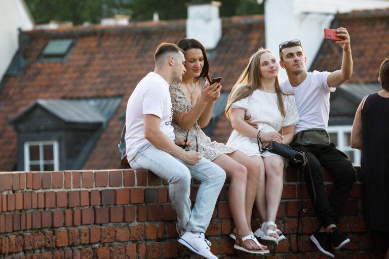 Młodzi ludzie na warszawskiej starówce