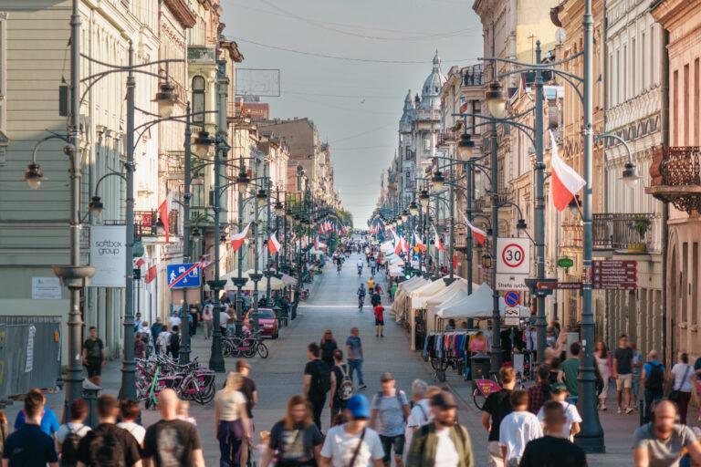 Ludzie na ulicy Piotrkowskiej w Łodzi