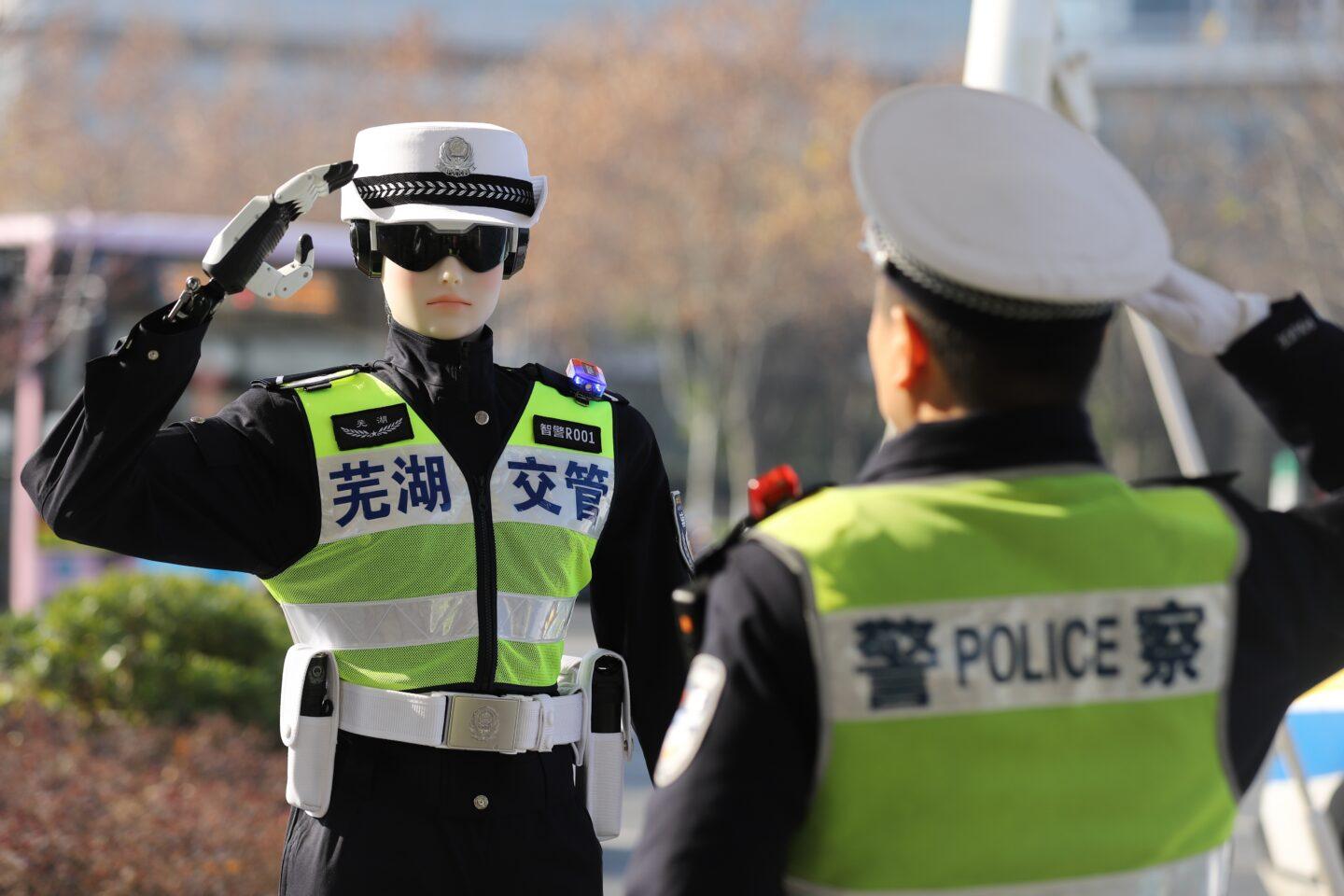 Humanoidalny robot w mundurze policyjnym salutuje w kierunku policjanta