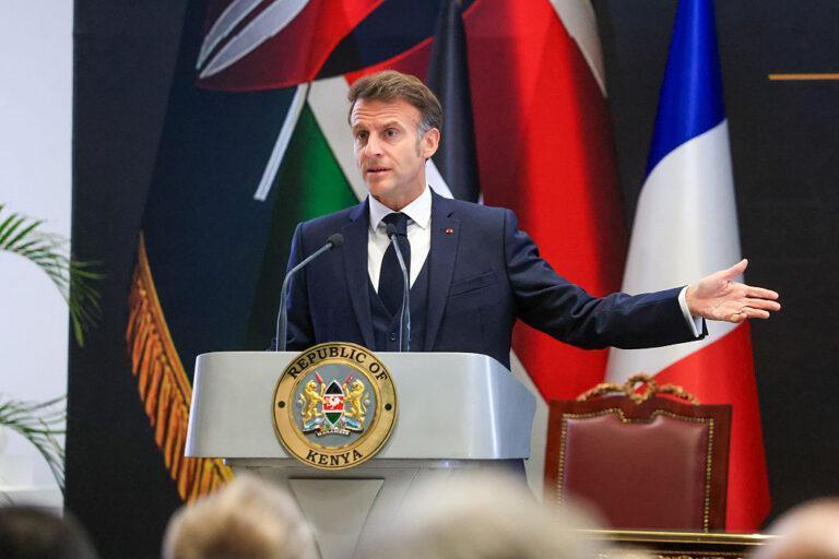 Macron na scenie w trakcie przemówienia