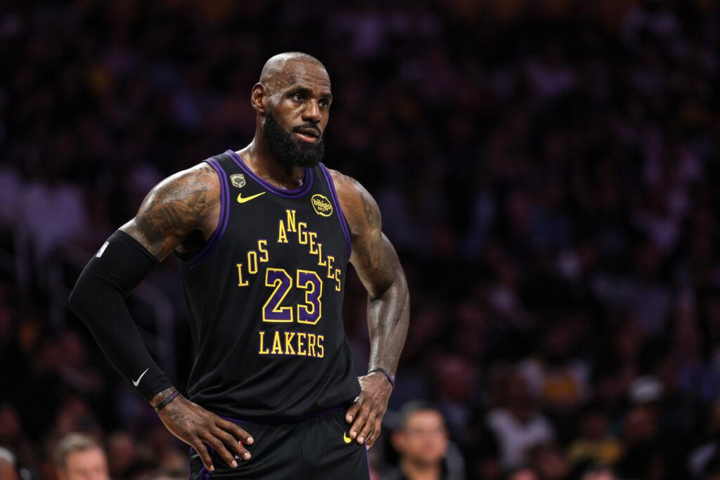 LeBron James zmęczony w trakcie meczu, z lekko spuszczoną głową