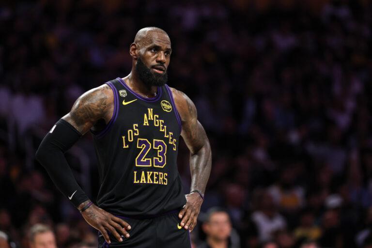LeBron James zmęczony w trakcie meczu, z lekko spuszczoną głową