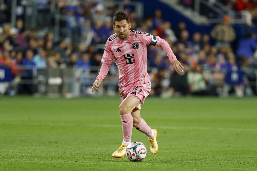 Lionel Messi drybluje podczas meczu z FC Cincinnati