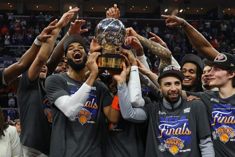 Zawodnicy New York Knicks podnoszą trofeum po zwycięstwie w finałach Konferencji Wschodniej NBA