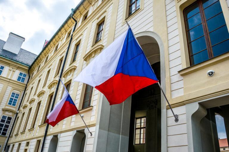 czeska flaga na budynku