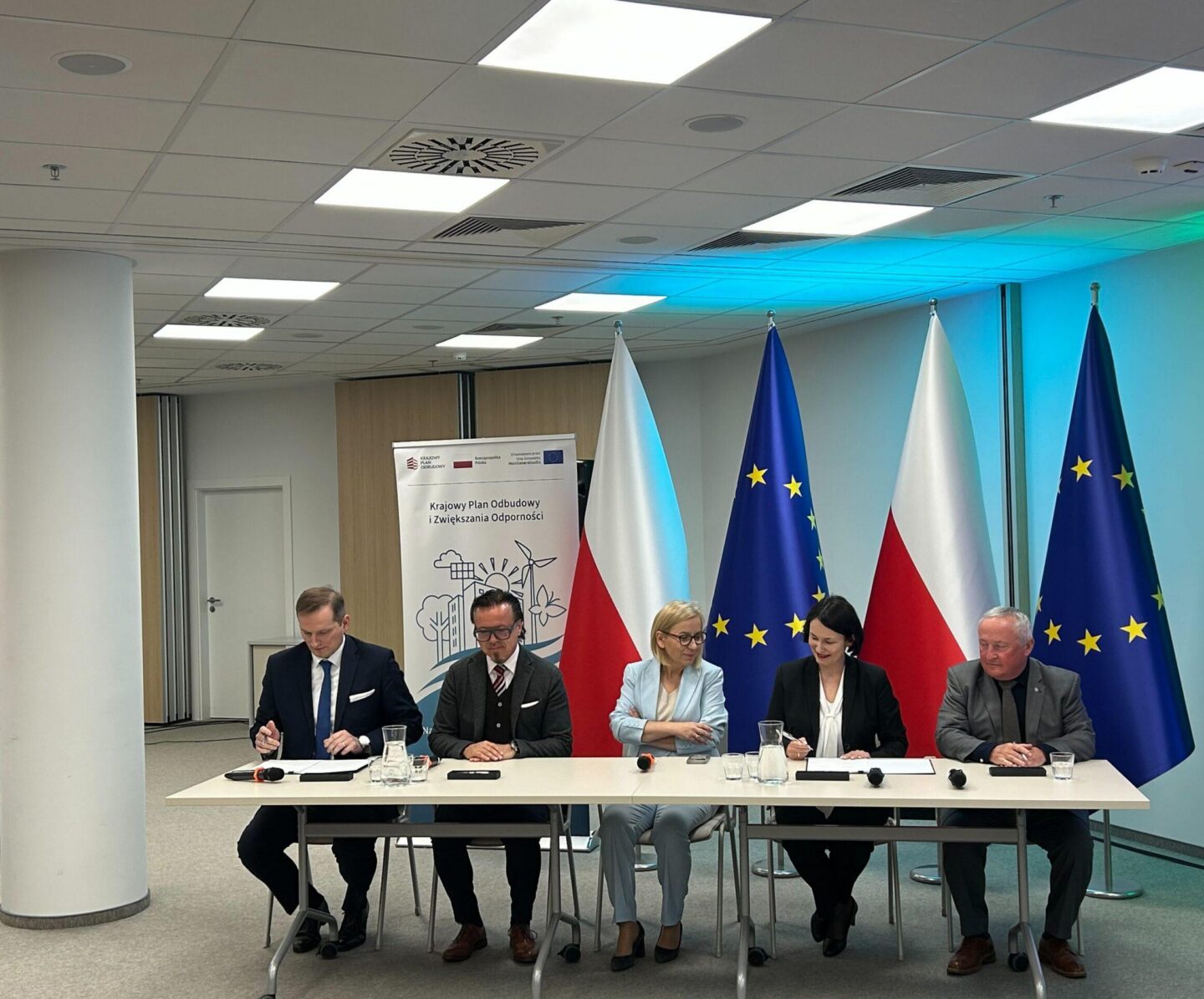 Od lewej: Cyprian Gronkiewicz, prezes Electromobility Poland; Wojciech Balczun, minister aktywów państwowych; Paulina Henning-Kloska, minister klimatu i środowiska; Dorota Zawadzka-Stępniak, prezes NFOŚiGW; Paweł Augustyn, wiceprezes NFOŚiGW.