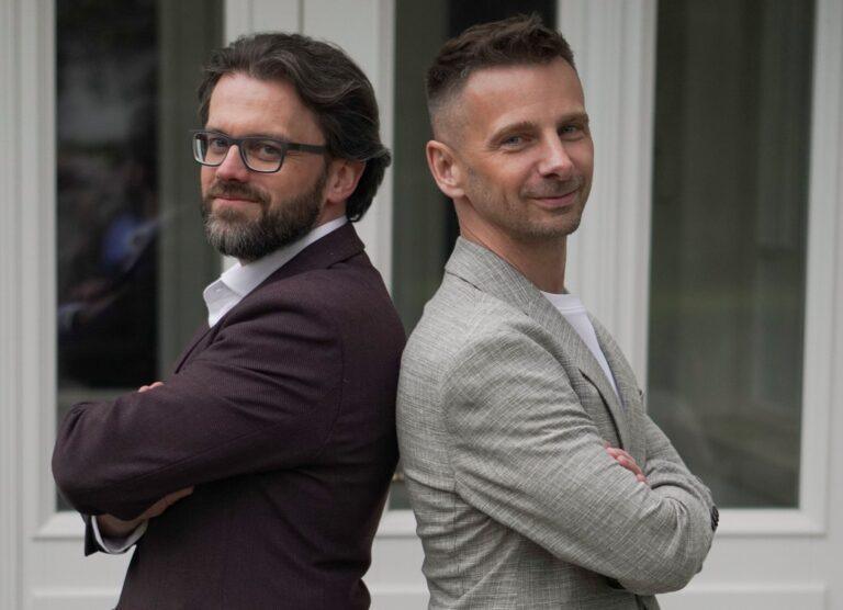Sebastian Kuk, członek zarządu WeSub (z lewej), oraz Mariusz Szałagan, prezes i współzałożyciel WeSub