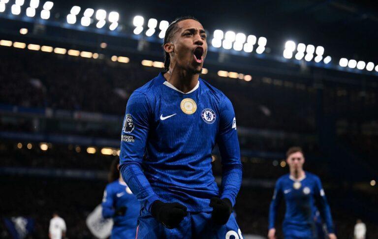 João Pedro celebruje gola strzelonego na Stamford Bridge.