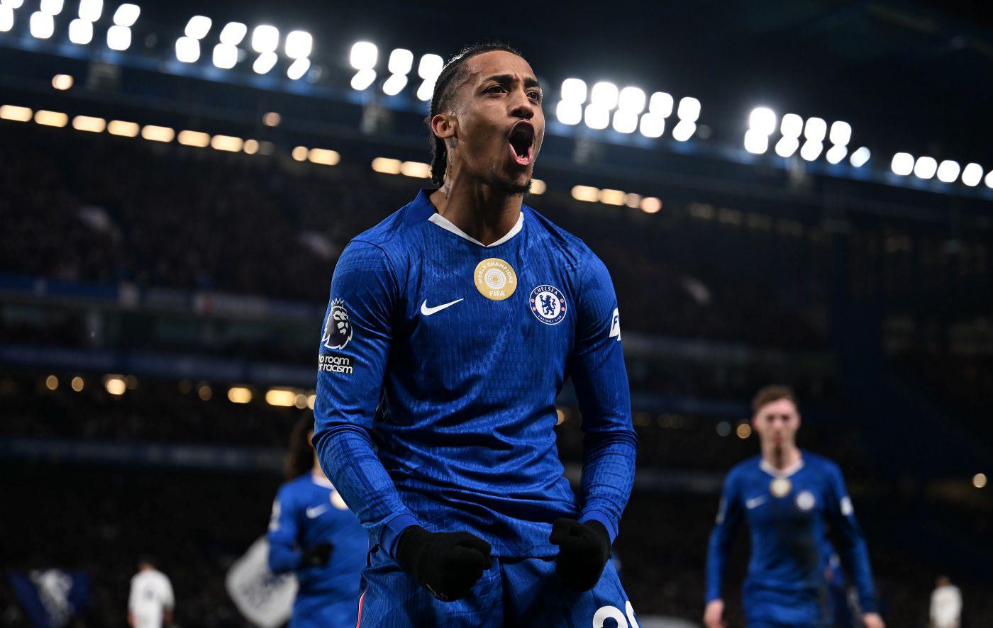 João Pedro celebruje gola strzelonego na Stamford Bridge.