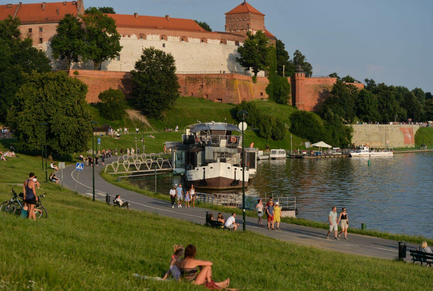 Ludzie odpoczywający nad Wisłą w Krakowie