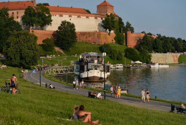Ludzie odpoczywający nad Wisłą w Krakowie