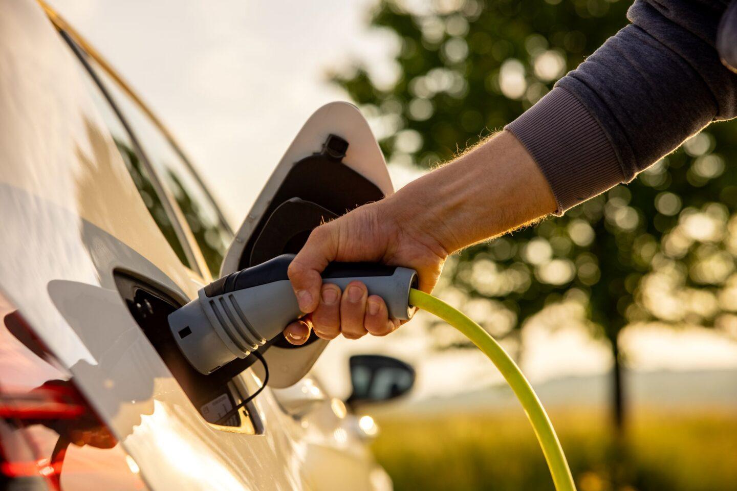 Ładowanie samochodu elektrycznego