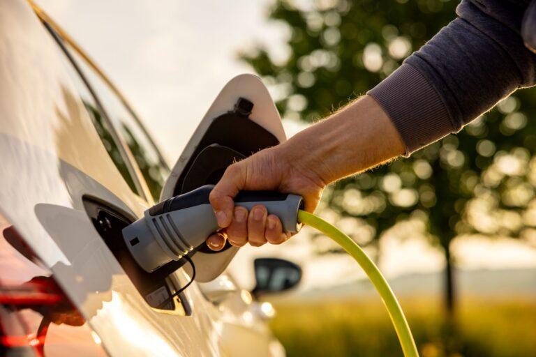 Ładowanie samochodu elektrycznego