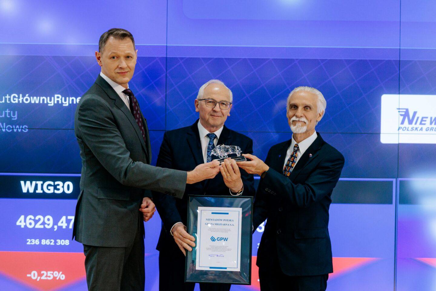 Debiut Niewiadów Polska Grupa Militarna na głównym rynku GPW. Od lewej wiceprezes spółki Radomir Woźniak, wiceprezes Zygmunt Spychała oraz prezes Adam Januszko. Fot. A. Rejman