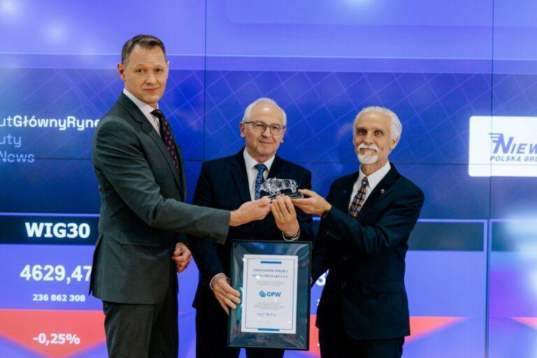 Debiut Niewiadów Polska Grupa Militarna na głównym rynku GPW. Od lewej wiceprezes spółki Radomir Woźniak, wiceprezes Zygmunt Spychała oraz prezes Adam Januszko. Fot. A. Rejman