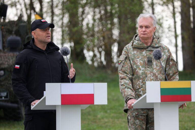 Prezydent Karol Nawrocki (po lewej) i prezydent Litwy Gitanas Nauseda (po prawej) podczas spotkania z przedstawicielami mediów w trakcie manewrów wojskowych „Brave Griffin 26-II” w okolicach miejscowości Kamień na Litwie