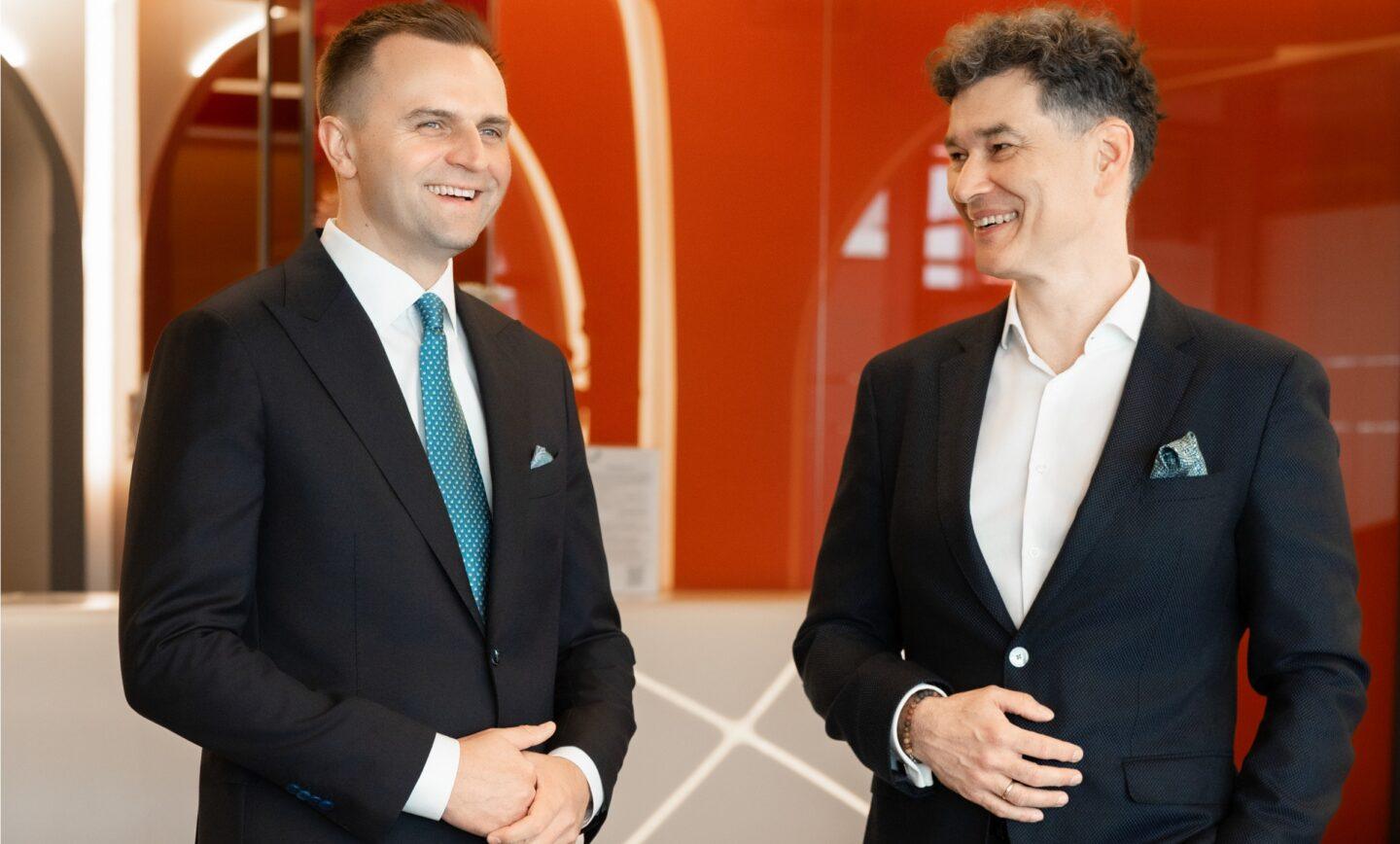 Przemek Paprotny (z lewej) zastąpi na stanowisku prezesa PwC Polska Michała Mastalerza.