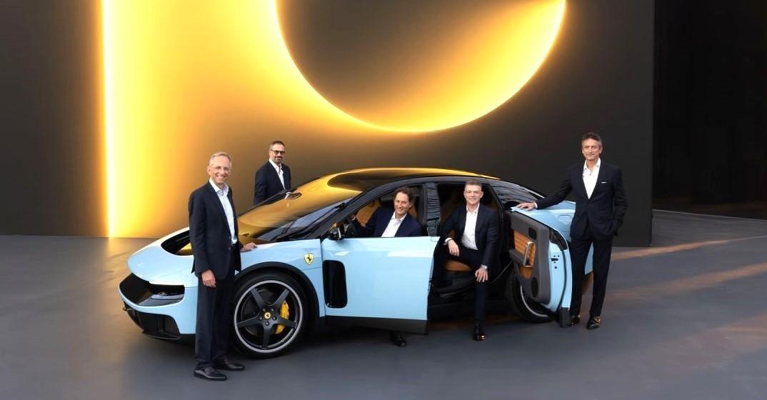 Elektryczne Luce to pierwsze pięcioosobowe ferrari. Tu wraz z twórcami. Od lewej – Benedetto Vigna (CEO Ferrari), Flavio Manzoni (szef studia projektowego Ferrari), John Elkann (przewodniczący zarządu Ferrari).