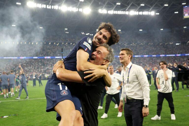 Luis Enrique świętuje z Vitinhą po wygraniu finału Ligi Mistrzów