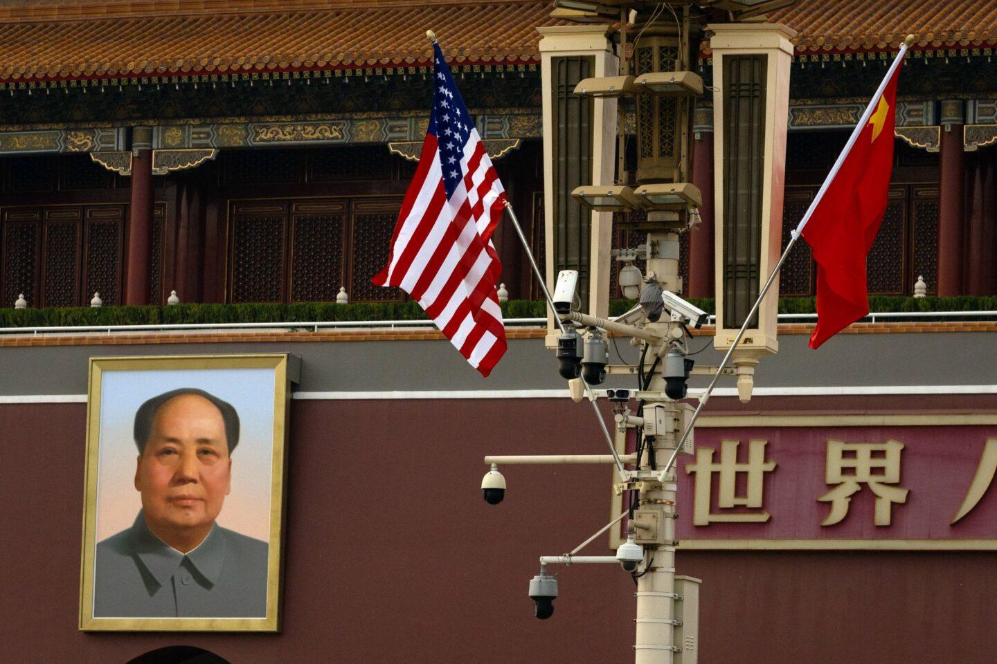 Amerykańska i chińska flaga na Placu Tiananmen
