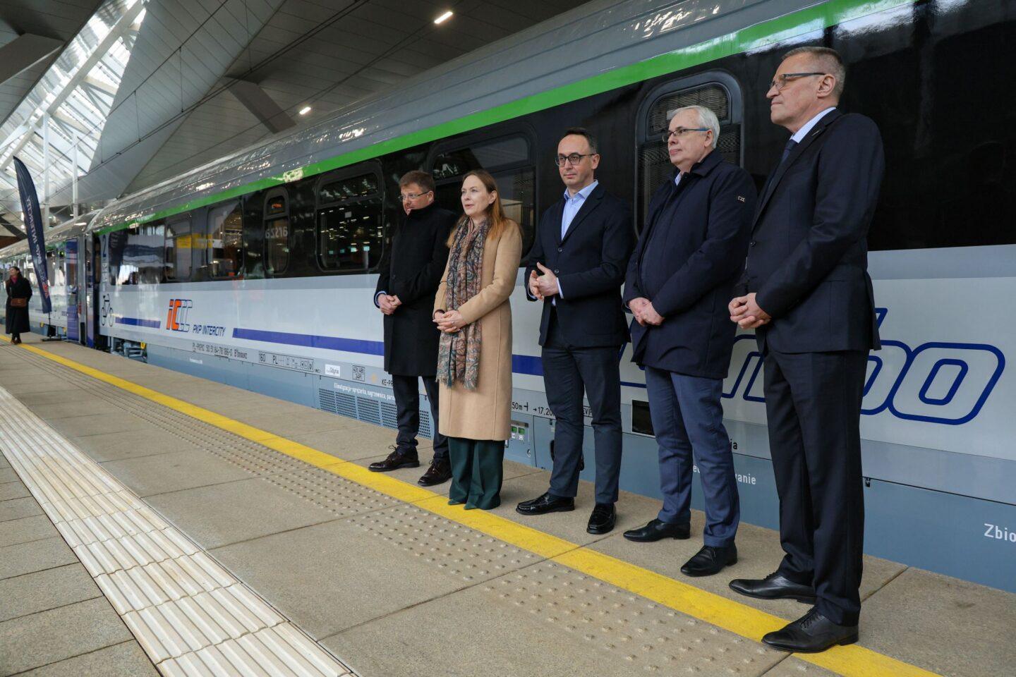 Warszawa, 02.04.2025. Minister infrastruktury Dariusz Klimczak (L), minister funduszy i polityki regionalnej Katarzyna Pełczyńska-Nałęcz (3L), prezes PKP Intercity Janusz Malinowski (2P), prezes ARP Bartłomiej Babuśka (2L) i prezes zarządu FPS Cegielski Jerzy Woliński (P)