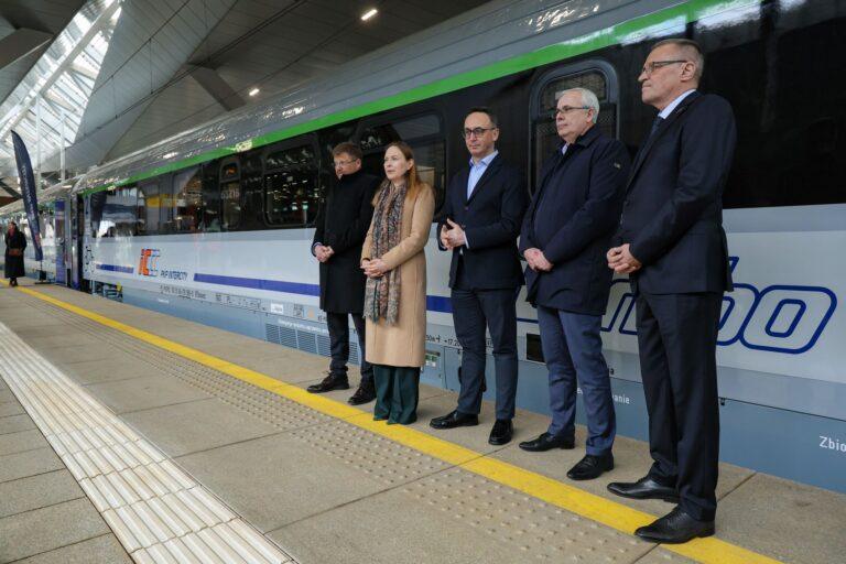 Warszawa, 02.04.2025. Minister infrastruktury Dariusz Klimczak (L), minister funduszy i polityki regionalnej Katarzyna Pełczyńska-Nałęcz (3L), prezes PKP Intercity Janusz Malinowski (2P), prezes ARP Bartłomiej Babuśka (2L) i prezes zarządu FPS Cegielski Jerzy Woliński (P)