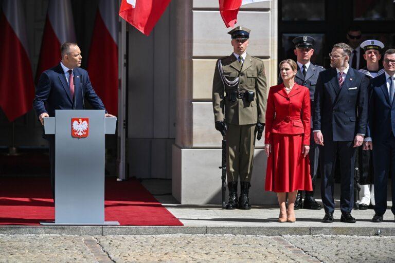 Prezydent Karol Nawrocki na dziedzińcu Pałacu Prezydenckiego