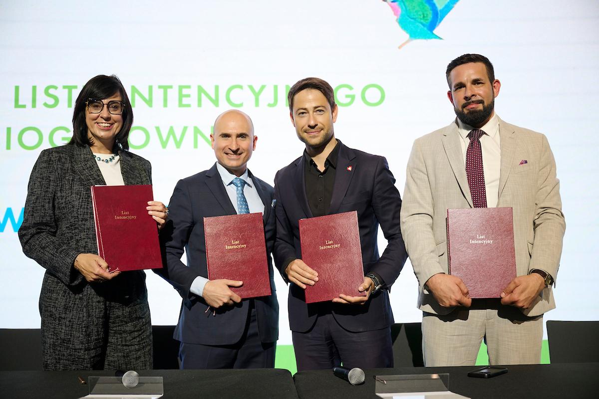 Od lewej: Anna Kędziora-Szwagrzak (prezes zarządu, dyrektor generalna Veolia Energia Łódź), Luiz Hanania (Dyrektor Generalny Grupy Veolia w Polsce), Adam Pustelnik (wiceprezydent Łodzi), Michał Śmiechowicz (prezes Zarządu ZWiK ŁÓDŹ)