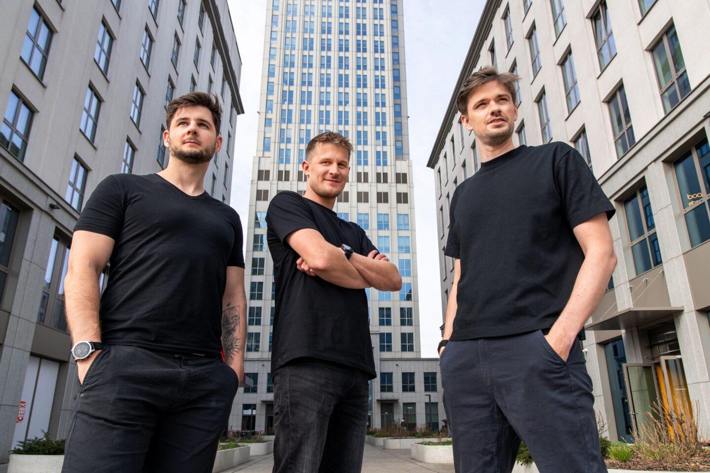 Twórcy Tequipy (od lewej: Albert Podraza, Tomek Stawarski i Bartosz Czerkies) mają ambitny plan podboju światowego rynku IT. Chcą skorzystać na globalnej pracy zdalnej. I zdobyli na to miliony