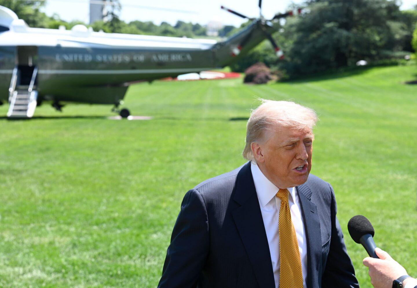 Prezydent USA Donald Trump przed wylotem na wizytę w Chinach
