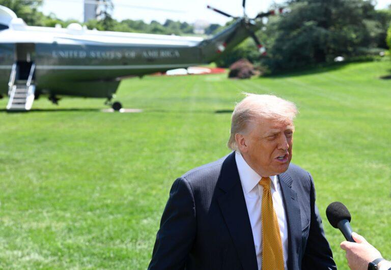 Prezydent USA Donald Trump przed wylotem na wizytę w Chinach