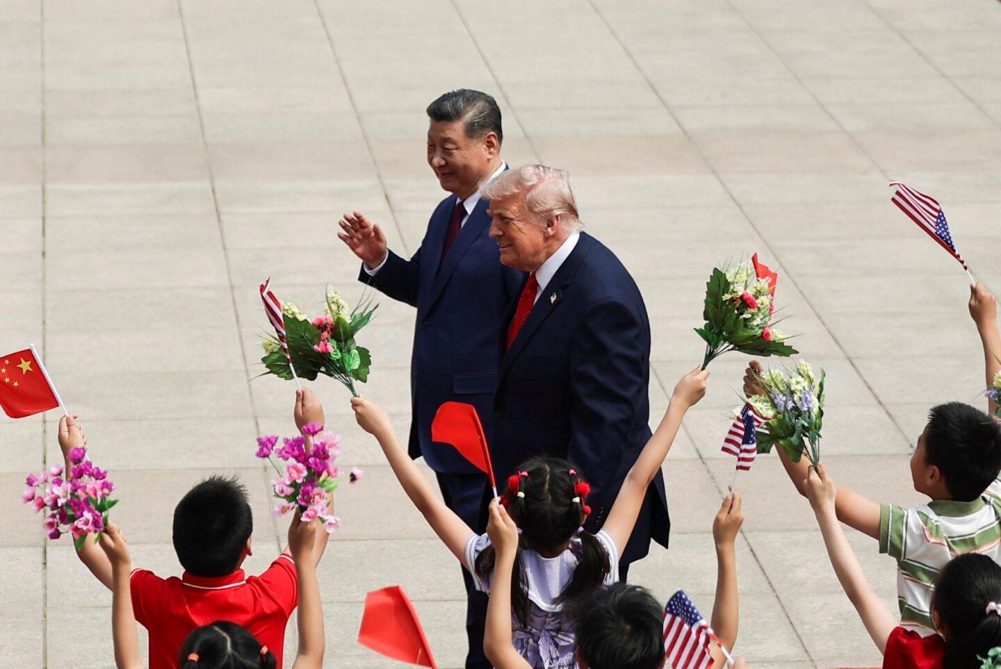 Prezydent USA Donald Trump i chiński przywódca Xi Jinping podczas uroczystości powitania Trumpa przez Wielką Halą Ludową w Pekinie 14 maja 2026 r.