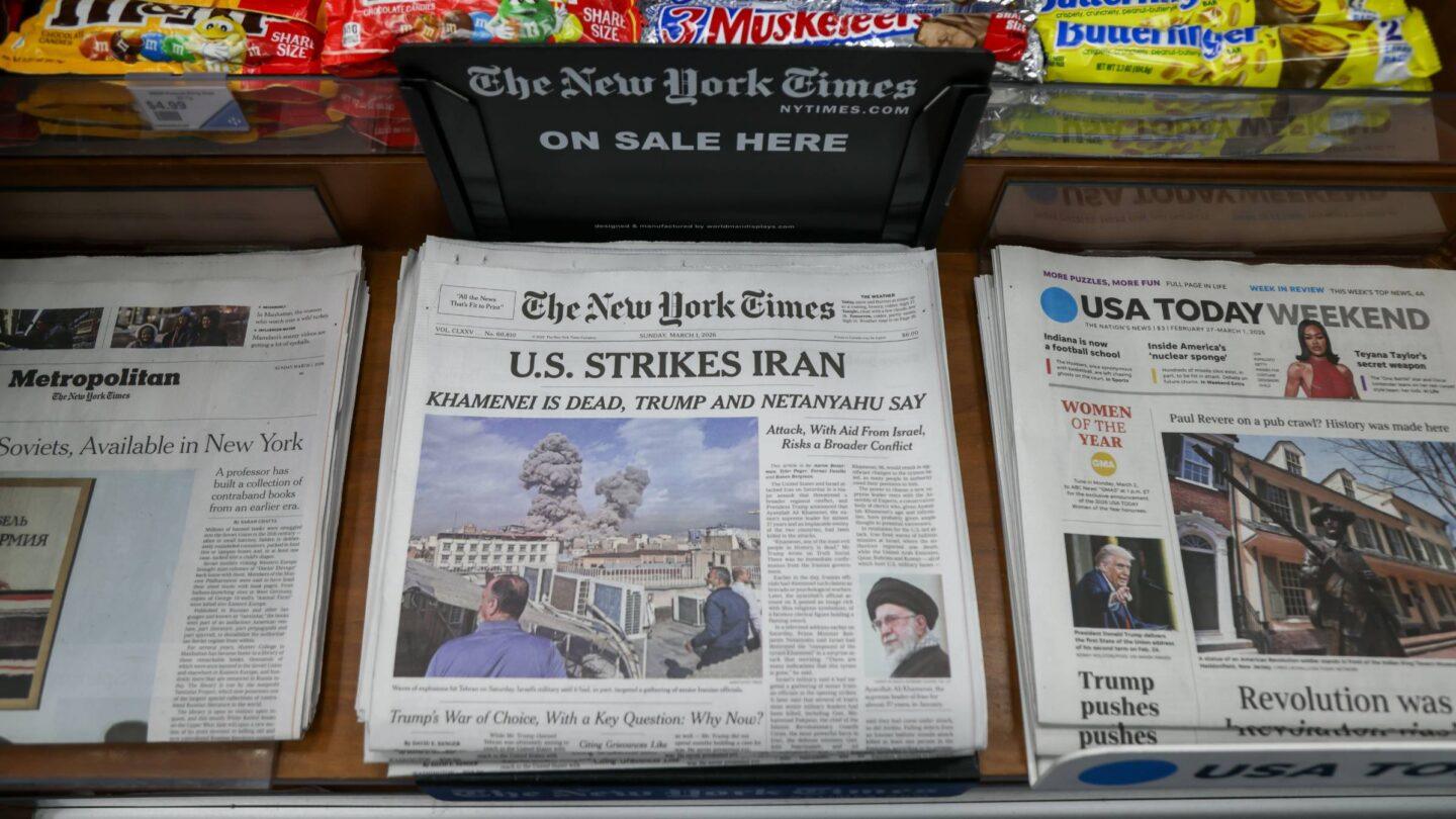 Okładki gazet na nowojorskim lotnisku po amerykańskim ataku na Iran