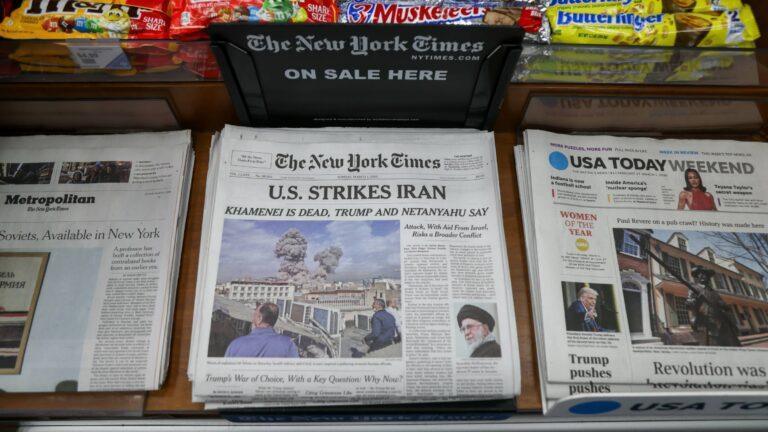 Okładki gazet na nowojorskim lotnisku po amerykańskim ataku na Iran