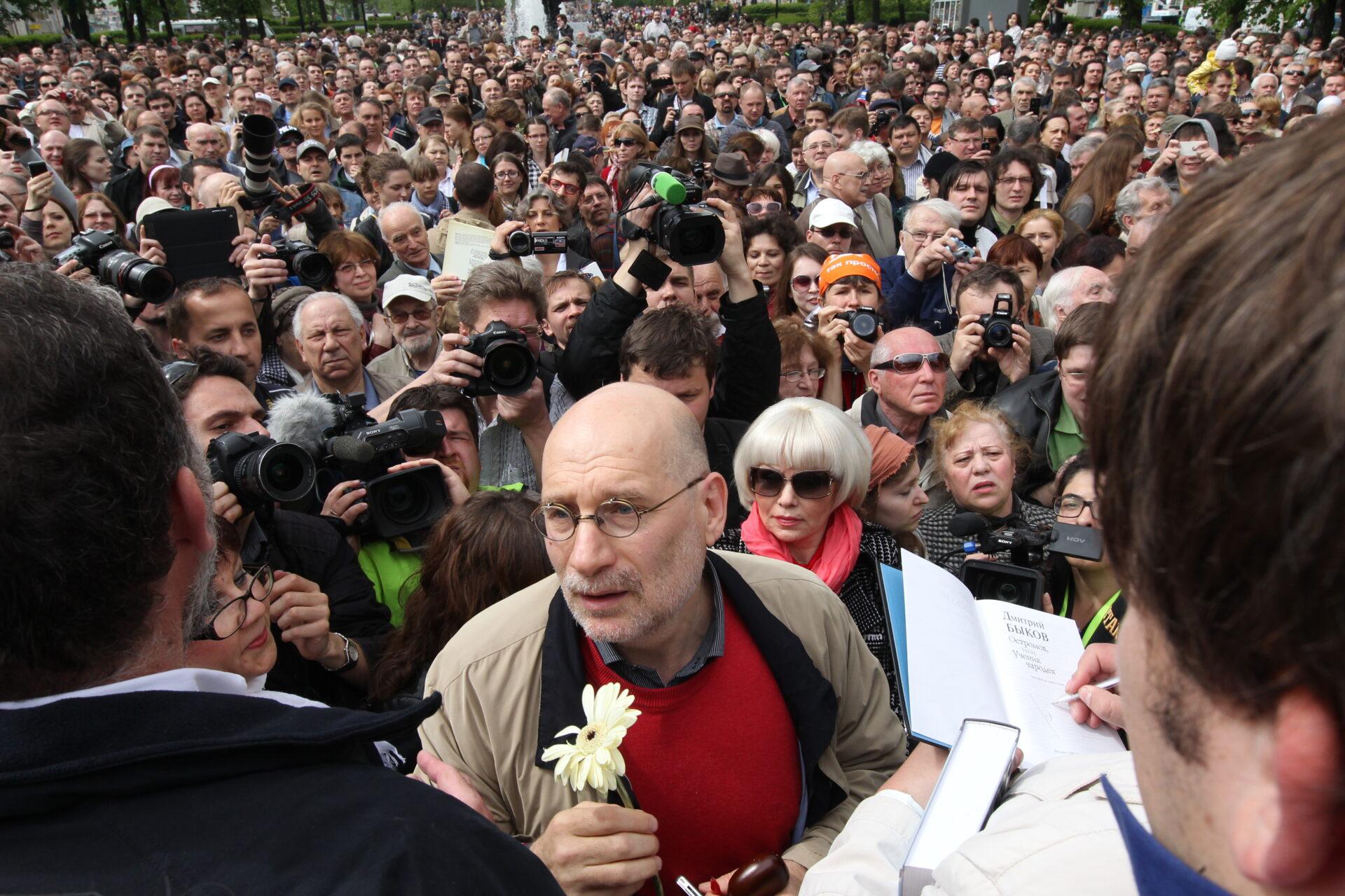Rosyjski pisarz Boris Akunin wśród protestujących podczas „Marszu Kontroli” w 2012 r. w Moskwie.