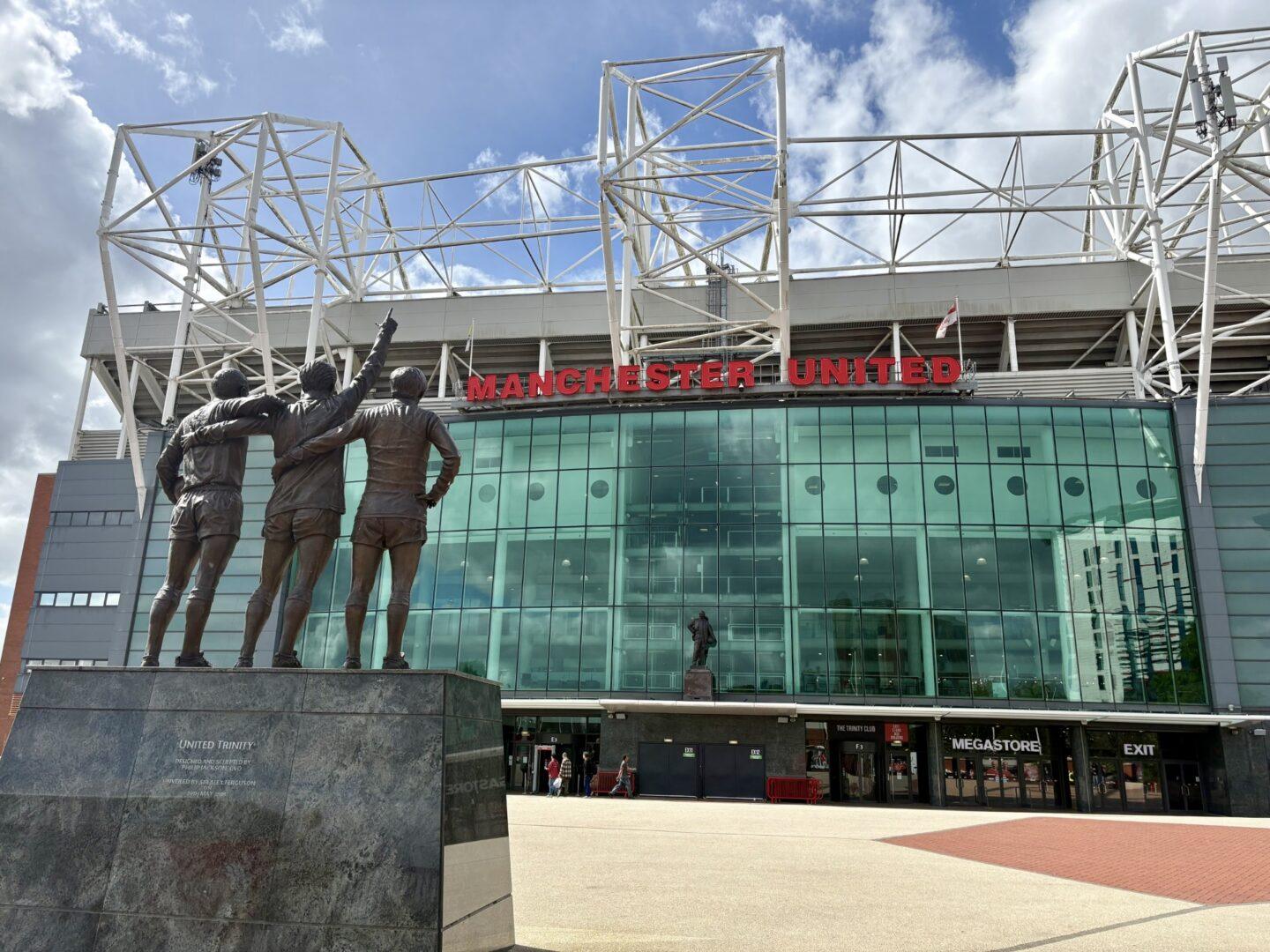 Old Trafford, stadion Manchesteru United, widziany z zewnątrz