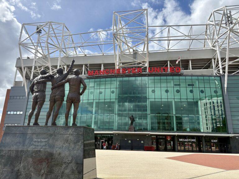 Old Trafford, stadion Manchesteru United, widziany z zewnątrz