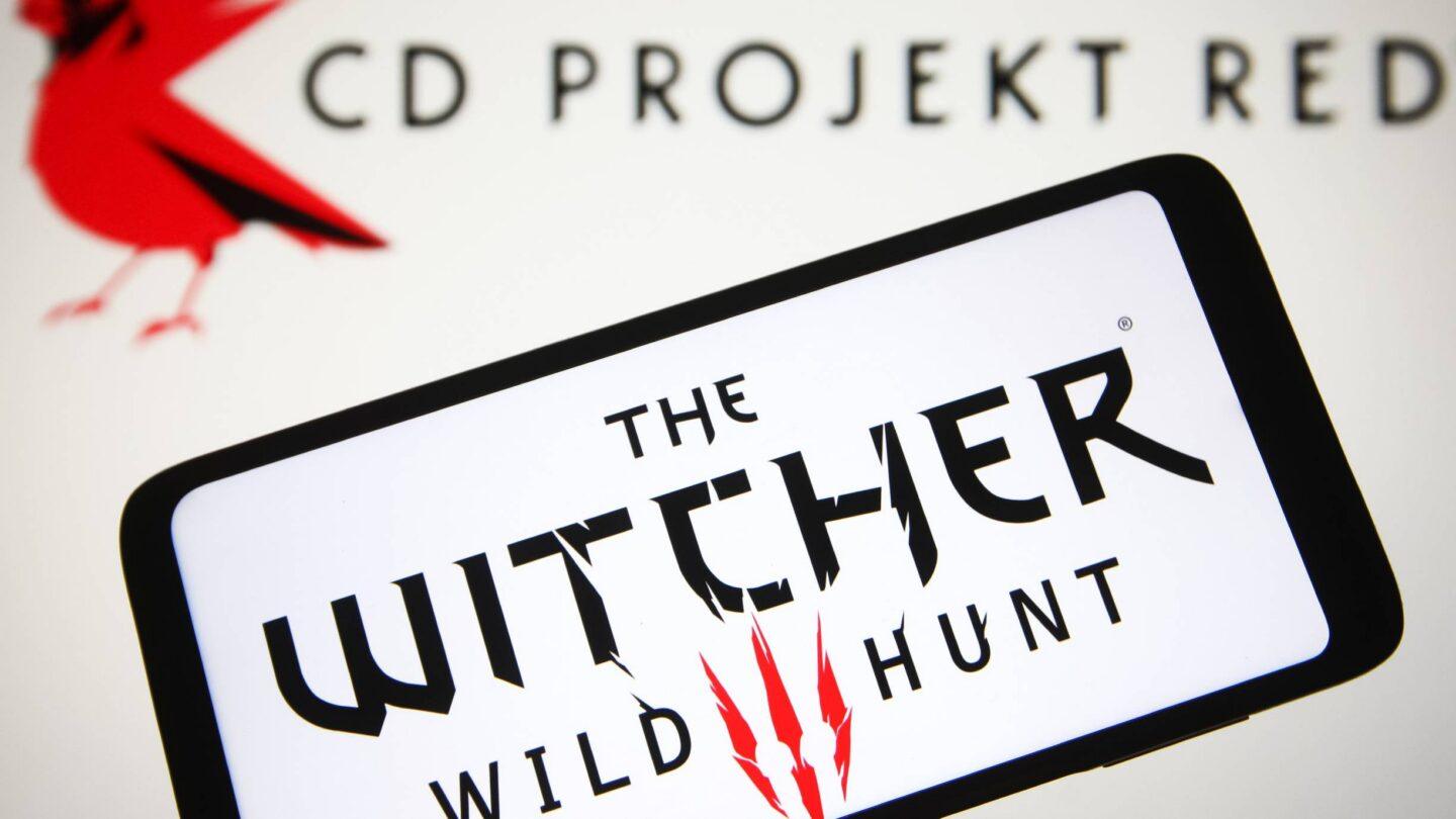 Logo Wiedźmina 3 na tle logo CD Projekt