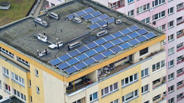 Panele fotowoltaiczne zainstalowane na blokach mieszkalnych w Szczecinie
