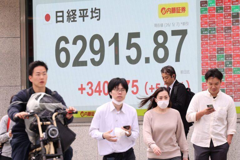 Wyniki indeksu Nikkei na telebimie na japońskiej ulicy