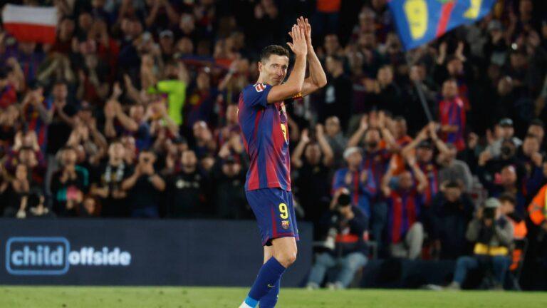 Robert Lewandowski schodzi z boiska w meczu z Realem Betis