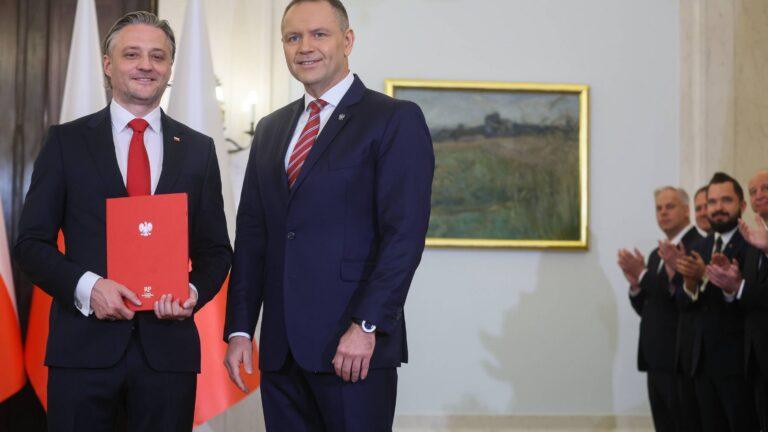 Prezydent RP Karol Nawrocki (z prawej) i nowy szef Biura Bezpieczeństwa Narodowego Bartosz Grodecki w Pałacu Prezydenckim w Warszawie