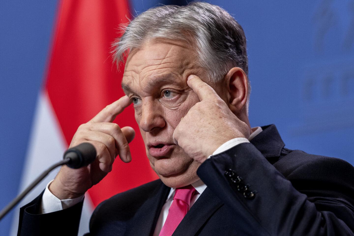 Viktor Orbán, były węgierski premier i lider partii Fidesz na tle węgierskiej flagi.