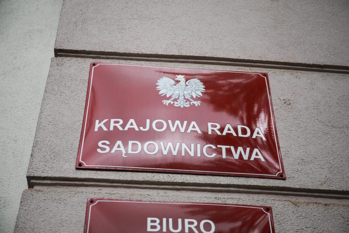 Tabliczka z nazwą Krajowej Rady Sądownictwa