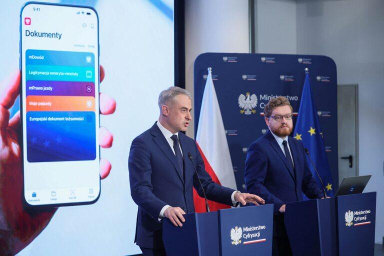 Wicepremier Krzysztof Gawkowski i wiceminister cyfryzacji Dariusz Standerski w trakcie konferencji na temat mObywatela