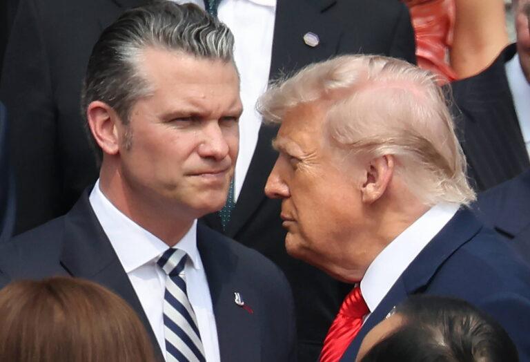 Donald Trump i Pete Hegseth.