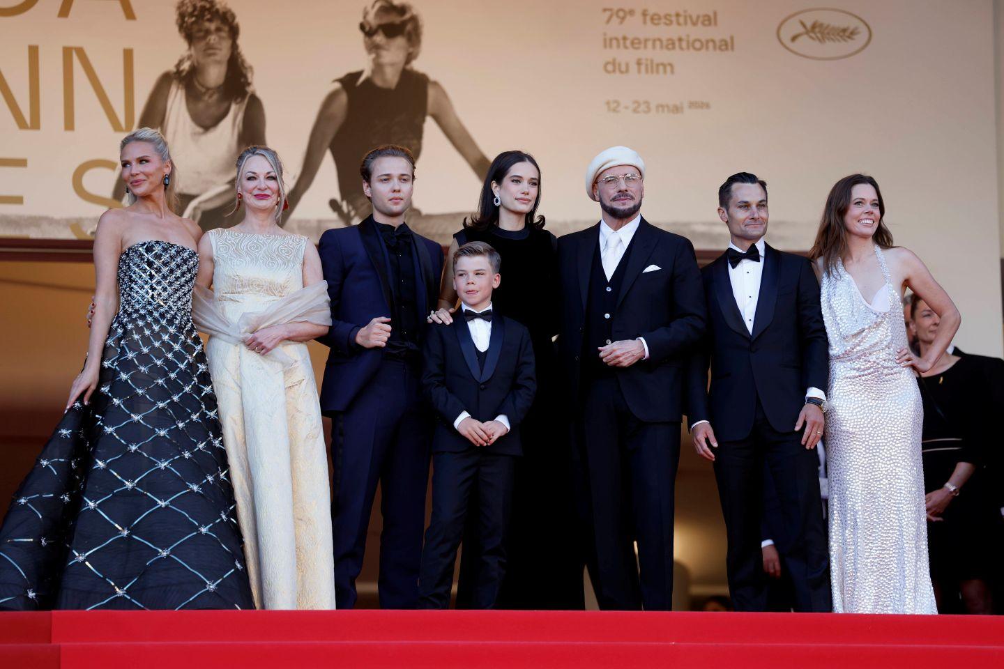 Cannes 2026, od lewej Olga Hoffmann, Kelly Eviston-Quinnett, Edouard Philipponnat, Clark Shotwell, Ella Beau Travolta, John Travolta, Jason Berger oraz Amy Laslett podczas premiery filmu 'Karma' na 79 Festiwalu Filmowym w Cannes, Francja, 15 maja 2026.