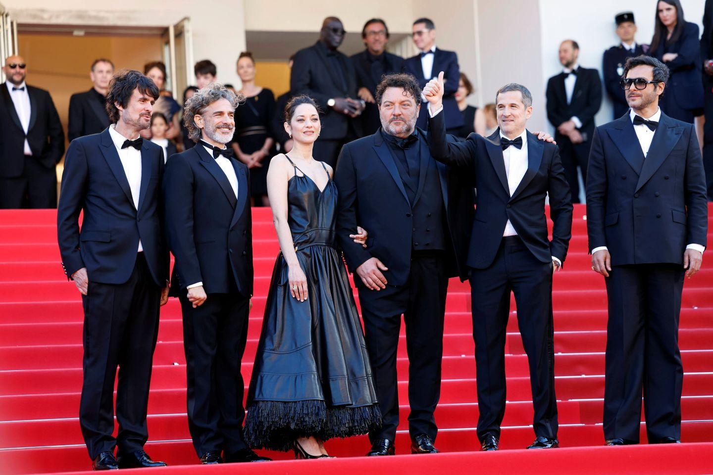 Festiwal Filmowy w Cannes 2026, od lewej Simon Jacquet, Leonardo Sbaraglia, Marion Cotillard, Denis Menochet, Guillaume Canet oraz Yodelice attend na premierze filmu 'Karma' 