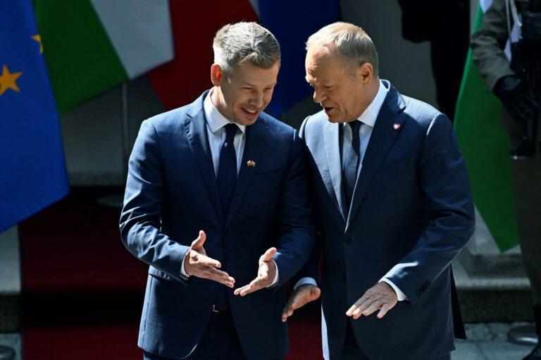 Premier Donald Tusk i premier Węgier Peter Magyar w trakcie spotkania